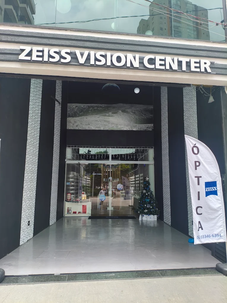 Fachada da ZEISS Vision Center Ipiranga na R. Bom Pastor, 2157, com a entrada aberta e a vitrine da loja ao fundo
